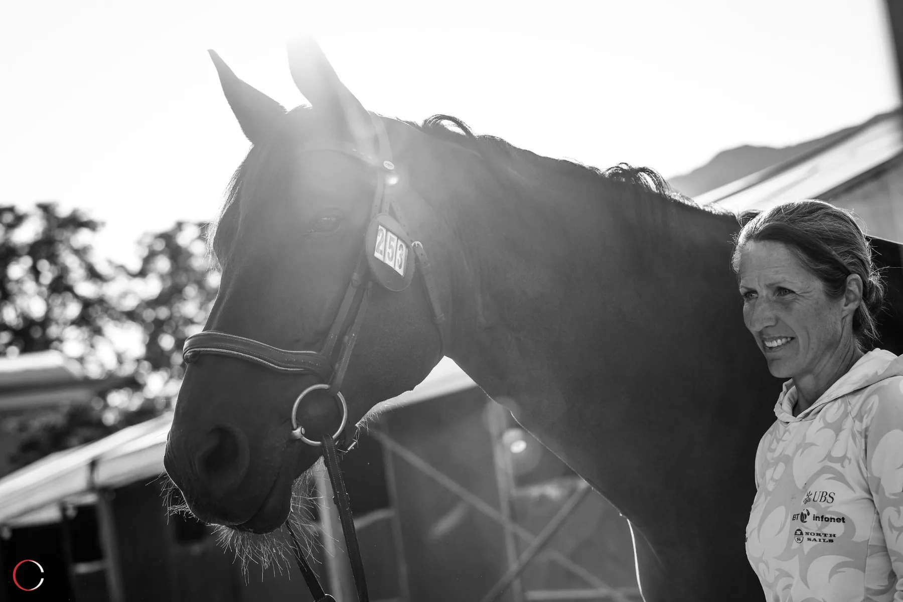 Vertrauen zwischen Mensch und Pferd – Team Steffen Schwarzweissfoto einer Reiterin mit ihrem Pferd am Turnier