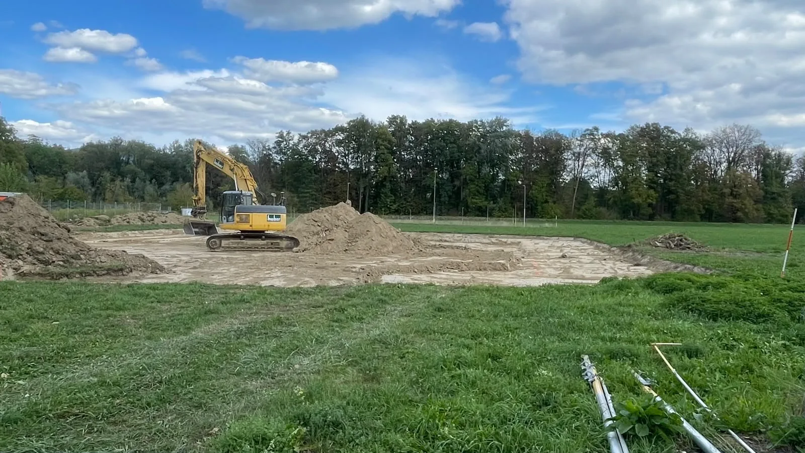 Bagger auf dem Aushub der Baustelle des Reitsportzentrums Team Steffen in Dulliken