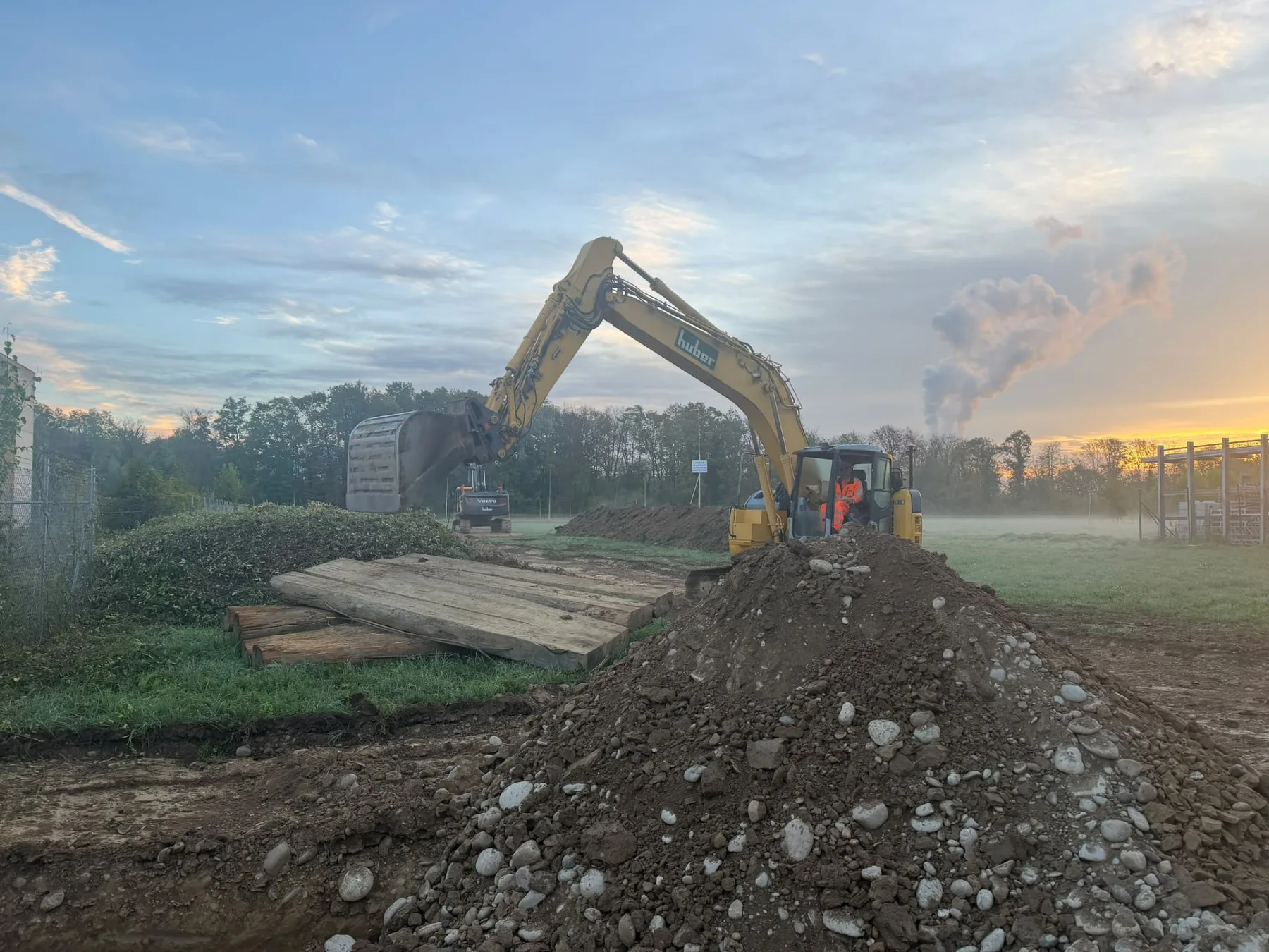 Baustelle des Reitsportzentrums Team Steffen in Dulliken mit Bagger und Fundamentgräben