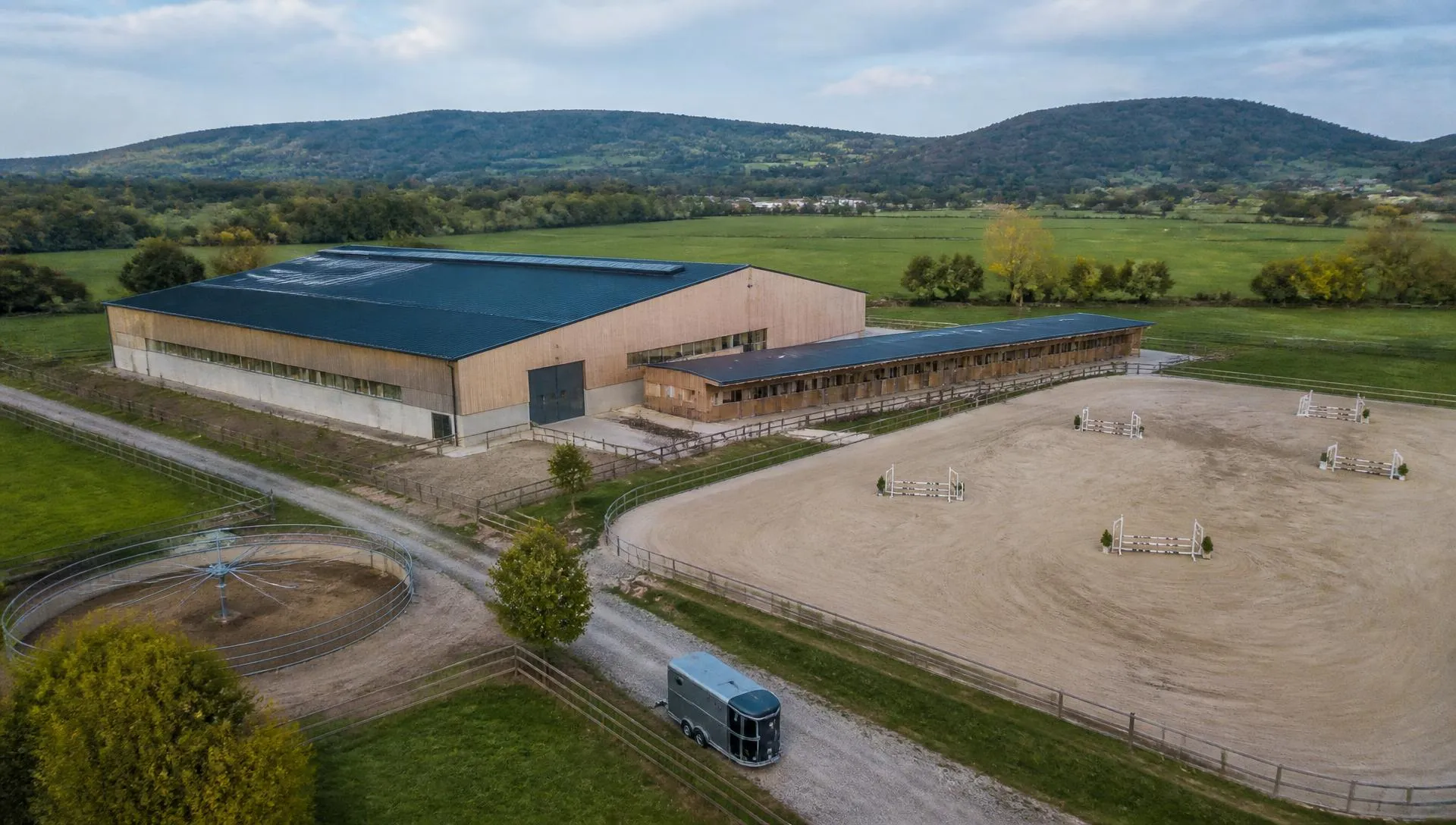 Reitsportzentrum Team Steffen – Visualisierung der Gesamtanlage Luftaufnahme-Visualisierung des Reitsportzentrums Team Steffen mit Reithalle, Stall und Aussenplatz